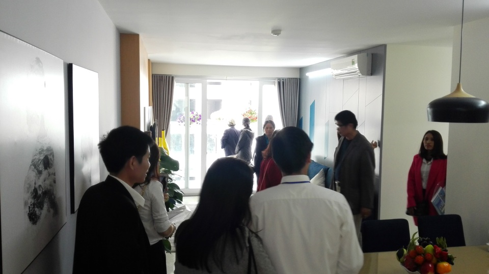 Khách hàng đổ xô đi xem nhà mẫu tại Condotel Newlife Tower - 1 Hình ảnh khách hàng đến xem nhà mẫu tại dự án Newlife Tower