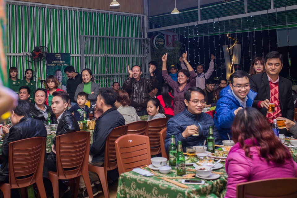 Đón năm mới đầy hứng khởi cùng chiến hữu - 1 Không khí náo nhiệt tại một nhà hàng thuộc chuỗi Phố bia Huda Gold