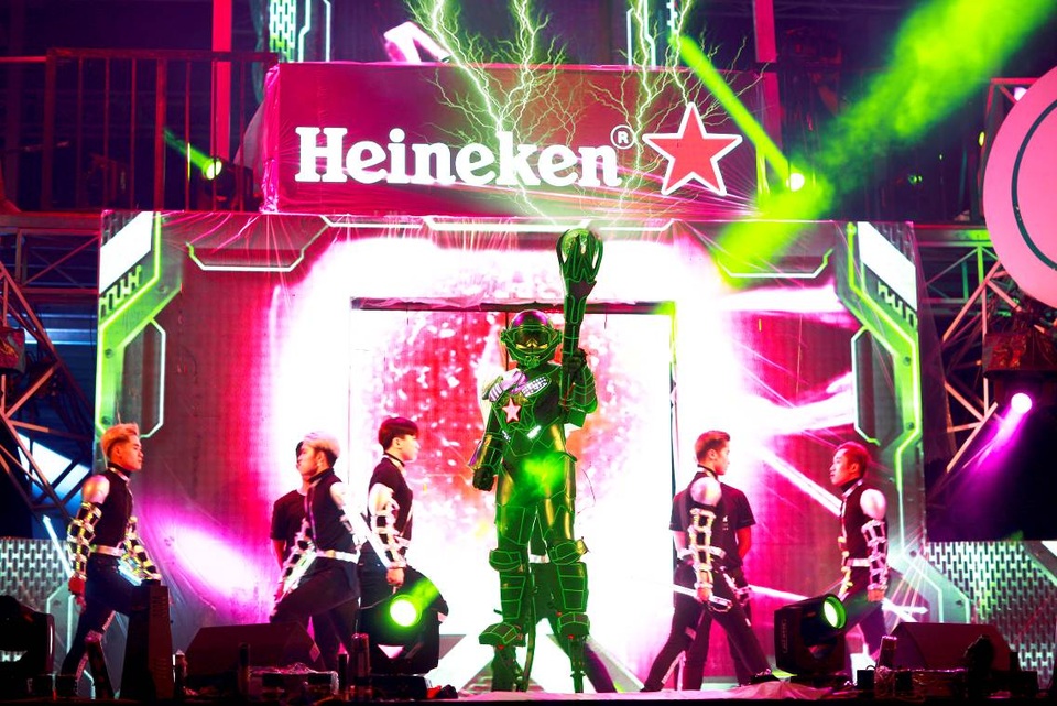 Siêu Robot Static sẽ đem đến sự rung cảm trong âm nhạc với những tia laser huyền ảo quét trọn hàng vạn khán giả