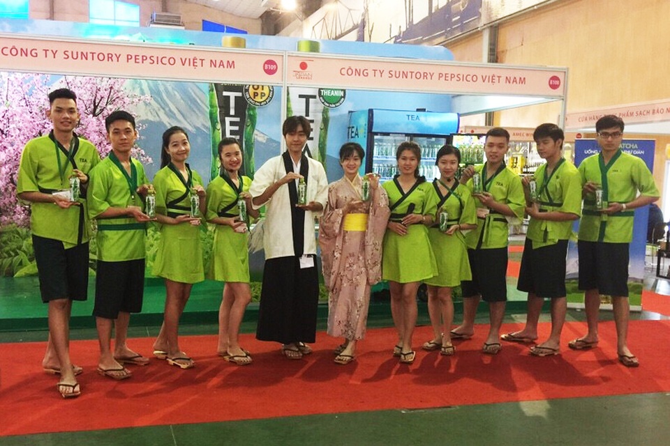 Hội chợ tiêu dùng đến từ đất nước mặt trời mọc - 3 Việc sản xuất Trà Ô Long TEA+ Plus tại Việt Nam cũng phải tuân thủ quy trình chặt chẽ giống như các sản phẩm khác của Suntory được sản xuất tại Nhật Bản