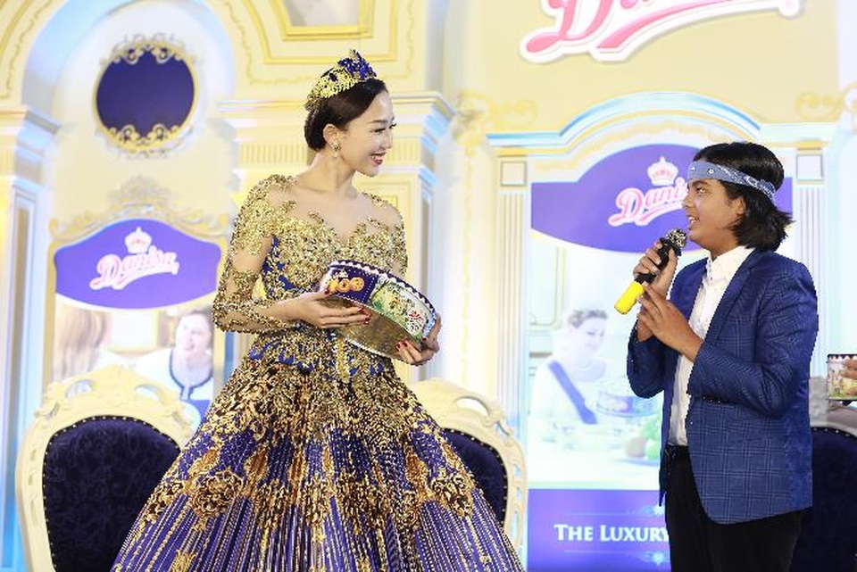 Học trò Jayden gửi quà tặng đến cô giáo Tóc Tiên