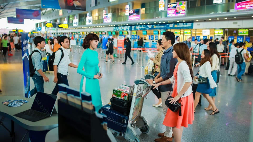 Đón Tết phong cách mới, tại sao không? - 2 Ninh Dương Lan Ngọc trong vai một tiếp viên hàng không tại sân bay sẽ bất ngờ giới thiệu lựa chọn nghỉ Tết trên du thuyền 5 sao