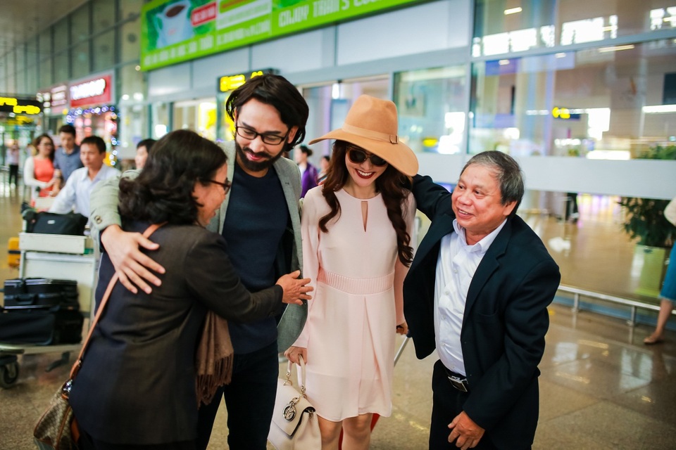 Đón Tết phong cách mới, tại sao không? - 3 Hứa Vĩ Văn, Diễm My trong vai một cặp vợ chồng xa nhà sum họp cùng gia đình tại sân bay