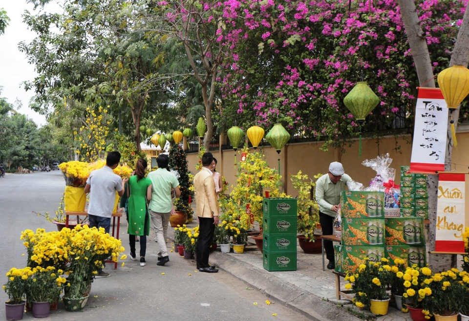 Gợi ý những món quà tết truyền thống nhưng vẫn khác biệt - 1 Những chậu hoa vàng rực rỡ tượng trưng cho năm mới đại cát đại lợi