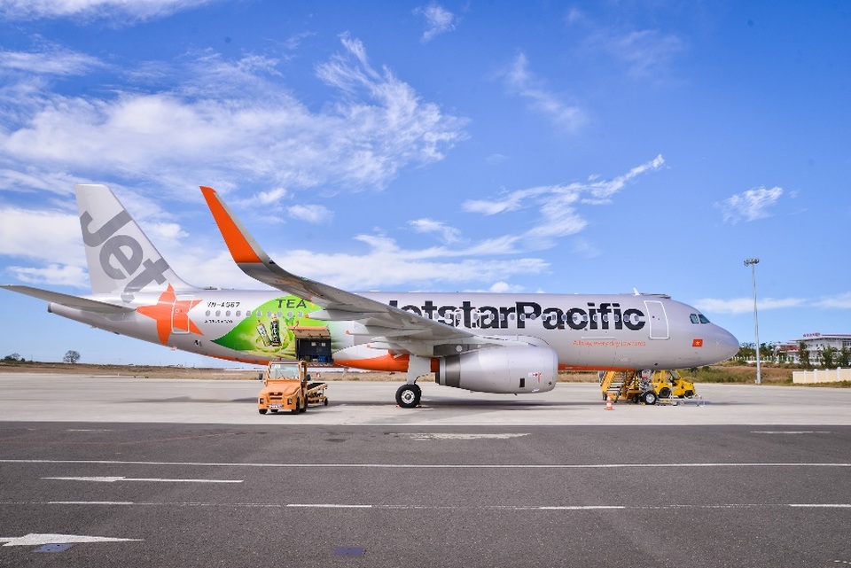 Nhẹ nhàng trên mỗi chuyến bay - 1
Chiếc máy bay Airbuss A320 của Jetstar Pacific đánh dấu sự hợp tác với Suntory PepsiCo Việt Nam bằng hình ảnh những chai trà xanh TEA+ Plus với tông màu xanh nhẹ nhàng trên thân máy bay