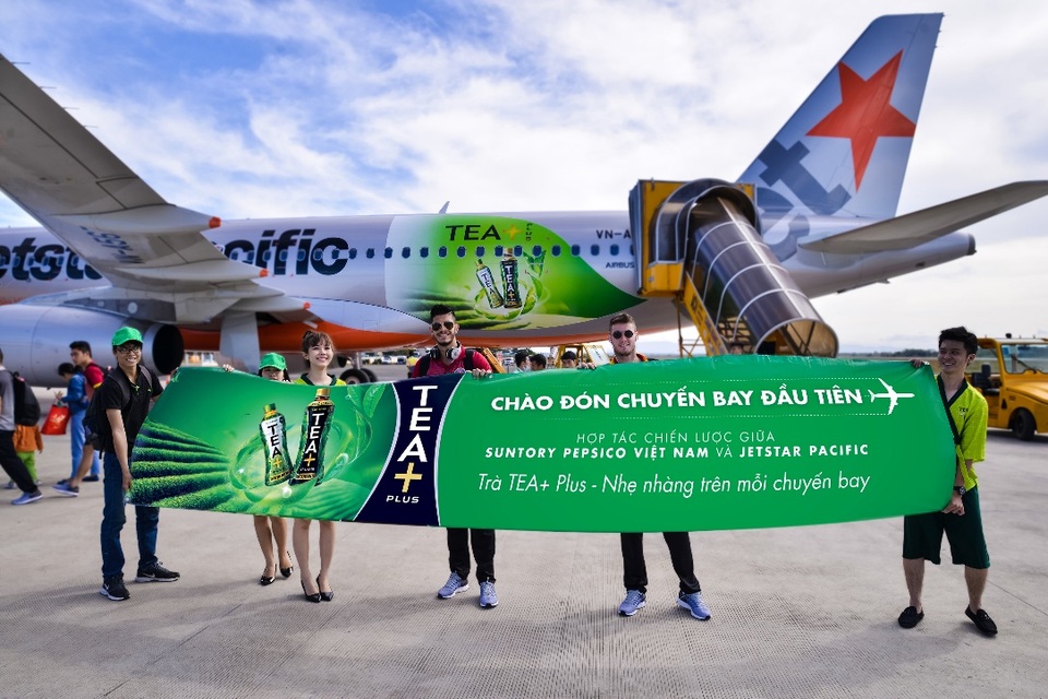 Nhẹ nhàng trên mỗi chuyến bay - 2
Chuyến bay đầu tiên đánh dấu hợp tác chiến lược với hãng hàng không Jetstar mang thông điệp “Trà TEA+ Plus - nhẹ nhàng trên mỗi chuyến bay” cũng chính là thông điệp mà TEA+ Plus mong muốn đem lại cho hành khách trên mọi hành trình bay.