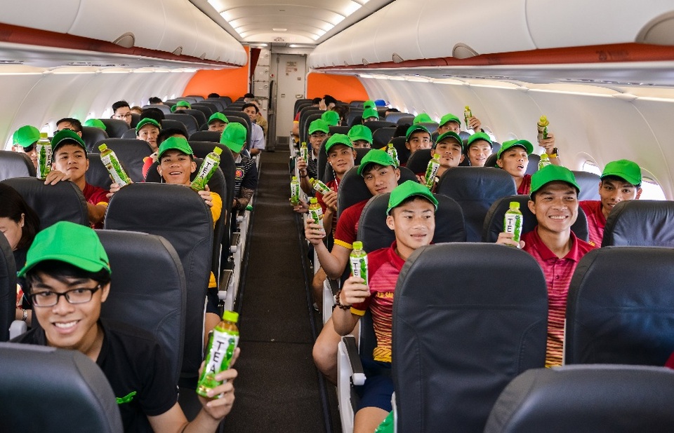 Nhẹ nhàng trên mỗi chuyến bay - 5
Không khí Xuân đang về khắp muôn nơi và cả chuyến bay như được phủ sắc xanh tươi mát thông qua những món quà từ nhãn hàng TEA+ Plus thay cho lời chúc Tết đầy ý nghĩa đến tất cả mọi người và truyền cảm hứng về một mùa “Tết nhẹ nhàng – Xuân an khang” đang đến khắp mọi nhà.