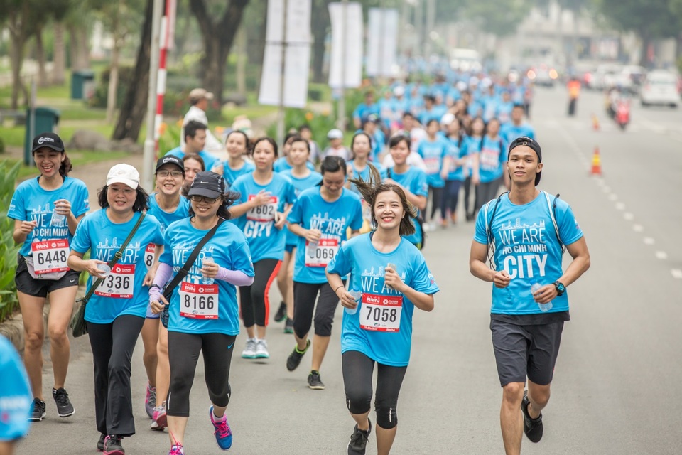 Đánh dấu mốc 25 năm lịch sử marathon thành công - 2 Số lượng vận động viên tham dự đã tăng nhanh năm 2017 này, cụ thể cự ly 42Km thu hút 537 VĐV, cự ly 21Km là 1,180 VĐV, cự ly 10Km là 1,559 và cự ly 5Km là 3,942. Như vậy, Giải việt dã Thành phố Hồ Chí Minh lần thứ 4, HCMC Run - The City Marathon 2017, tài trợ chính bởi Taiwan Excellence, đã chào đón tổng số 7,218 người chạy từ khắp nơi trên thế giới đến tham dự. Trong không khí náo nhiệt và tràn đầy hứng khởi, tinh thần của chiến dịch “You or the City - Who is Faster?” đã được thể hiện mạnh mẽ. Các VĐV hoà mình vào lòng thành phố, chinh phục đường đua marathon và cùng nhau chia sẻ thông điệp “We are Ho Chi Minh City” - được xem là chủ đề chính của giải năm nay.