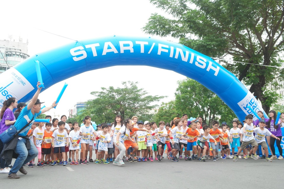 Đánh dấu mốc 25 năm lịch sử marathon thành công - 3 HCMC RUN – The City Marathon 2017 diễn ra trong 2 ngày, bắt đầu với Warm-up Day (Ngày hội Khởi động) và HCMC Kids’ Dash (Hoạt động chạy vui dành cho trẻ em từ 6 đến 12 tuổi) vào ngày 14/01; Ngày chạy chính thức vào ngày 15/01.