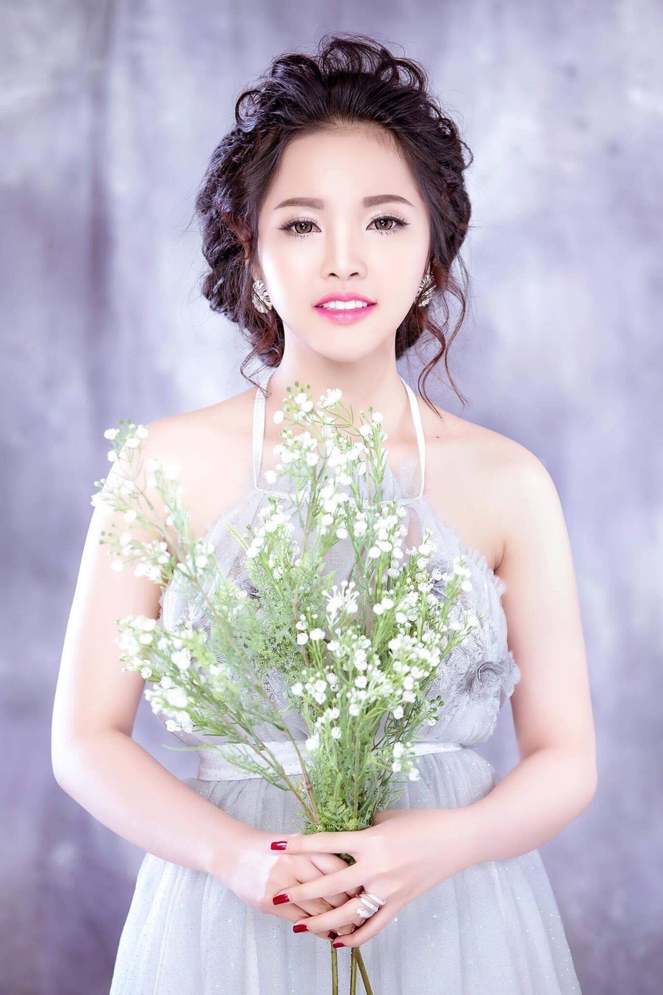 Nữ doanh nhân 9x xinh đẹp thành công với thương hiệu mỹ phẩm CC.WHITE - 2 Dù còn trẻ nhưng Kim Chi đã sớm khẳng định thương hiệu cá nhân trên thương trường.