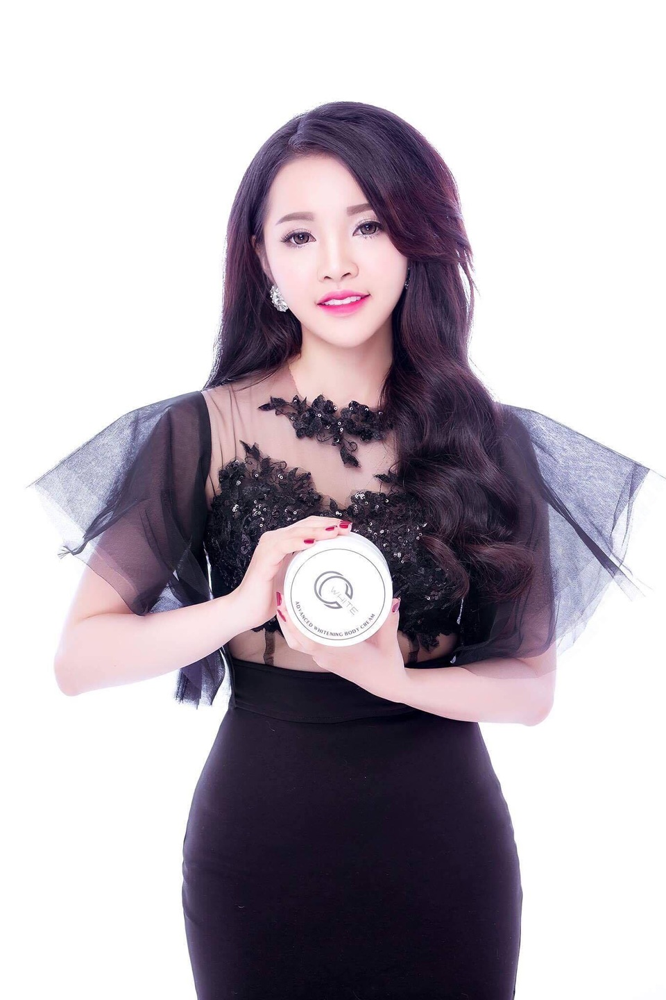 Nữ doanh nhân 9x xinh đẹp thành công với thương hiệu mỹ phẩm CC.WHITE - 3 Sở hữu làn da trắng, gương mặt khả ái, Kim Chi đã đưa mỹ phẩm CC.WHITE thành một thương hiệu mỹ phẩm có tiếng trên thị trường