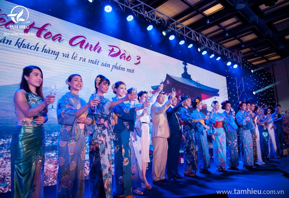 Mỹ nhân Việt bừng sắc tại Dạ tiệc Hoa Anh Đào 3 - 1 Tại Dạ tiệc Hoa Anh Đào 3, Công ty CP Thương mại và Dịch vụ Tâm Hiếu ra mắt dòng sản phẩm làm trắng da cao cấp Waka Biha Rich – Whitening và sản phẩm son đổi mầu Waka Biha, đánh dấu thêm một mốc mới trong việc đa dạng hóa sản phẩm trong phân phối mỹ phẩm cao cấp nội địa Nhật Bản tại Việt Nam. Sản phẩm hiện được trưng bầy và bán tại Showroom WakaBiha số 89 Thái Hà – Đống Đa – Hà Nội.