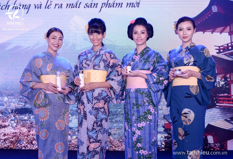 Mỹ nhân Việt bừng sắc tại Dạ tiệc Hoa Anh Đào 3 - 2 Waka Biha là showroom phân phối nhiều dòng hàng mỹ phẩm nội địa cao cấp Nhật Bản do Công ty CP Thương mại và Dịch vụ Tâm Hiếu làm chủ. Có mặt tại Việt Nam hơn 2 năm qua, với nhiều dòng sản phẩm có chất lượng cao, showroom Waka Biha hiện là địa chỉ uy tín được nhiều chị em tin tưởng lựa chọn trong việc chăm sóc và dưỡng da.