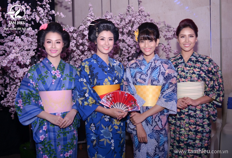 Mỹ nhân Việt bừng sắc tại Dạ tiệc Hoa Anh Đào 3 - 5 Mỹ nhân Việt bừng sắc tại Dạ tiệc Hoa Anh Đào 3 - 5