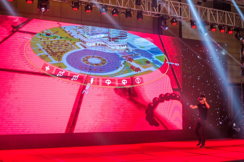 Sử dụng kính Microsoft Hololens khám phá không gian dự án trên hình ảnh 3D