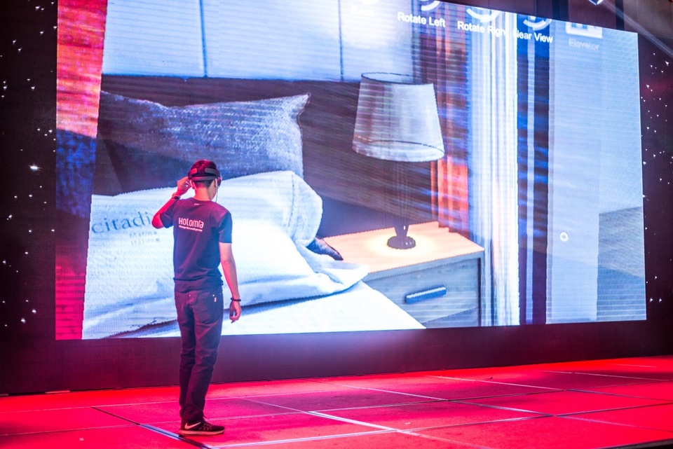 Hololens cho phép người mua nhà đi đến từng không gian trong ngôi nhà tương lai