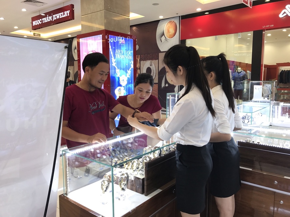 Swiss Watch Week: Thỏa mãn những tín đồ đồng hồ hàng hiệu - 2 Rất nhiều khách hàng đã lựa chọn được sản phẩm ưa thích với mức giá ưu đãi.