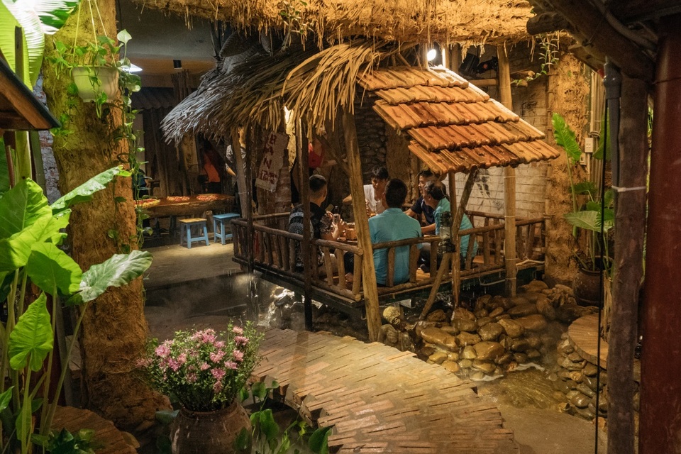 Quán ăn đẹp như tranh vẽ hút khách tại Hà Nội - 5 Chén tạc chén thù cùng anh em, đồng nghiệp.