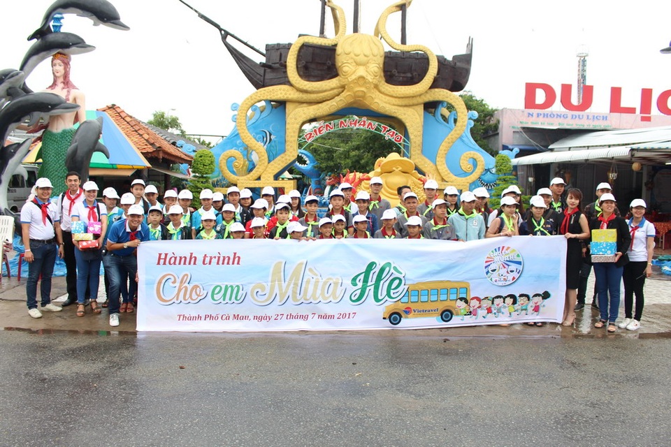 Theo lịch trình, các em tham quan tại các khu vui chơi giải trí nổi tiếng phù hợp với lứa tuổi như: Đầm Sen, Suối Tiên, công viên châu Á – Asia Park, khu du lịch sinh thái Phú Điền, Vinpearl, FLC Safari… Ngay từ sáng sớm, các em nhỏ đã tập trung tại điểm xuất phát rồi di chuyển ra vị trí hai xe du lịch đang chờ sẵn. Gương mặt em nào cũng ánh lên niềm vui, nụ cười rạng rỡ vì được đi chơi. Trên xe các em thay nhau trổ tài hát, xen kẽ những lời hướng dẫn của cô chú Hướng dẫn viên, đôi mắt nào cũng tròn xoe thích thú. Con đường di chuyển như ngắn hơn, tiếng cười rộn rã vang lên trên chiếc xe, thật vui và ấm áp!