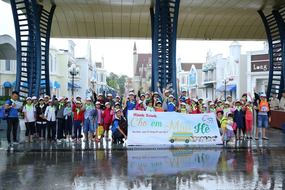 Vào đến khu vui chơi, dưới sự hướng dẫn của cô chú HDV, các em thỏa sức tham gia các trò chơi phù hợp với sở thích. Sau giờ ăn trưa, các em tiếp tục tham gia các hoạt động vui chơi trong nhà, sinh hoạt tập thể... Buổi chiều, sau giờ ăn xế, các em tập trung chụp hình lưu niệm trước khi ra xe, khởi hành về lại điểm xuất phát ban đầu. Kết thúc một ngày vui chơi bổ ích, những chuyến xe “Cho em mùa hè” giữ mãi những nụ cười ngây thơ, tiếng hát trong trẻo, và những cái vẫy tay chào tạm biệt của các em nhỏ.