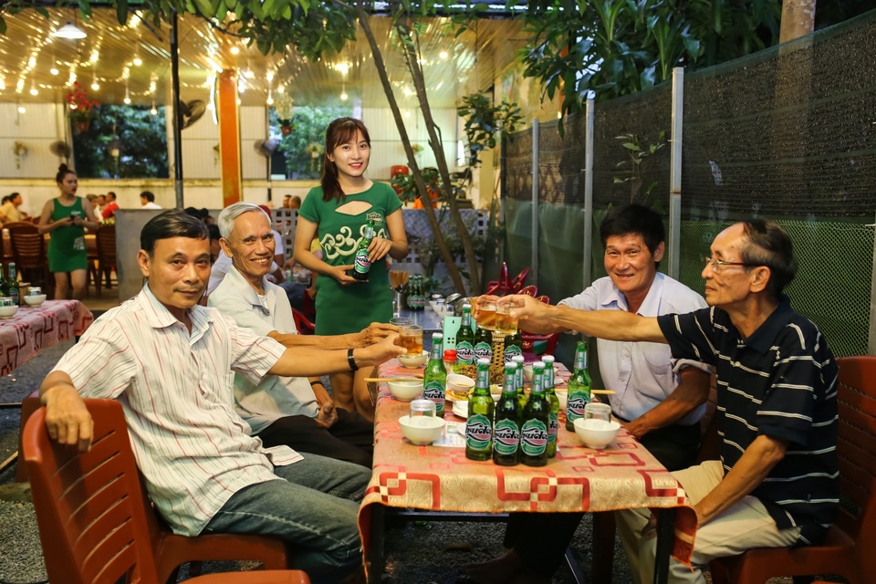 Về miền Trung để hưởng trọn vị bia "đậm tình" - 1 Từ những ngày đầu có mặt tại thị trường miền Trung cách đây hơn 27 năm, dù qua bao lần thay hình đổi dáng từ giản dị mộc mạc đến sang trọng đẳng cấp như hiện nay, bia Huda vẫn giữ nguyên một chất lượng hảo hạng không đổi cùng hương vị thơm ngon đã làm “say lòng” biết bao người dân xứ này. Để có thể làm được điều đó suốt gần ba thập kỷ, mỗi mẻ bia Huda được sản xuất tại nhà máy bia Carlsberg Việt Nam (Khu công nghiệp Phú Bài – Thừa Thiên Huế) đều kế thừa trọn vẹn tinh hoa trong nghệ thuật nấu - ủ 170 năm kinh nghiệm của Tập đoàn Carlsberg Đan Mạch.