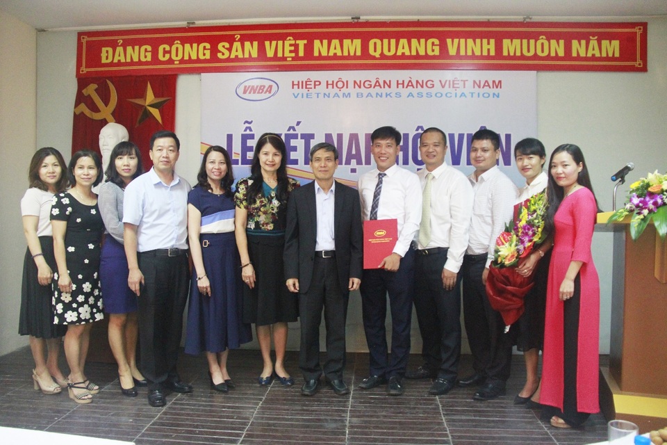 VNPAY gia nhập Hiệp hội Ngân hàng Việt Nam - 2 Đại diện hai bên giao lưu và chụp ảnh tại buổi lễ