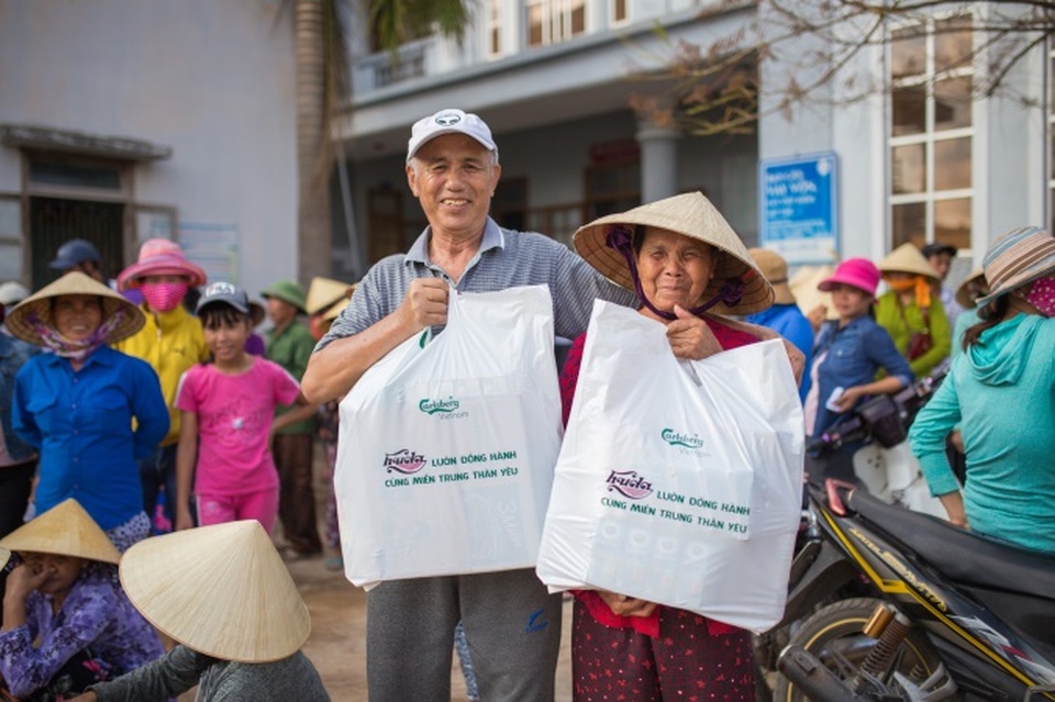 Đồng hành sẻ chia cùng miền Trung sau bão số 10 - 3 Trân quý những tấm lòng sẻ chia, người dân vùng bão lũ Nghệ An, Hà Tĩnh, Quảng Bình và Quảng Trị lại như được tiếp thêm sức mạnh và niềm tin để vượt qua thời điểm khó khăn trước mắt.