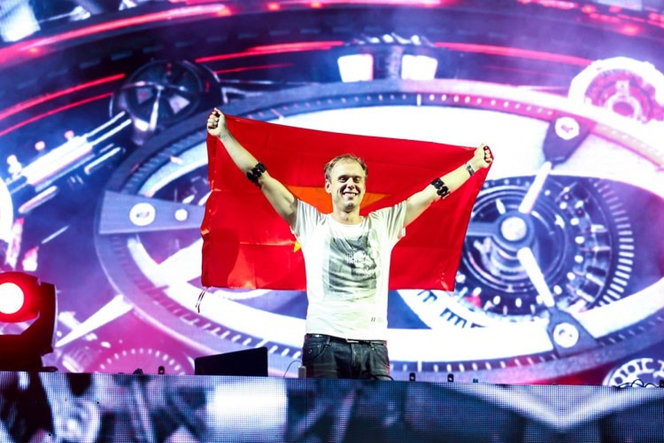 Hình ảnh “đốn tim” fan Việt của Armin Van Buuren trong show diễn 13/12/2015