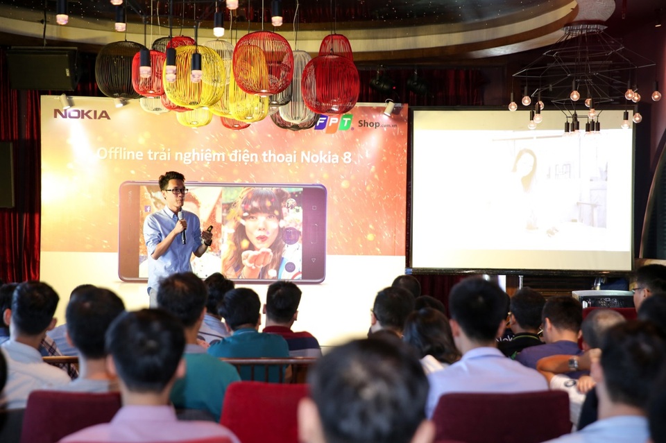 Reviewer Vinh Vật Vờ cho biết các bức ảnh mà anh chụp bằng Nokia 8 có mức độ chi tiết cao trong mọi môi trường ánh sáng. Nokia 8 được trang bị camera sau là một hệ thống camera kép với cảm biến 13 MP – cảm biến chính có khẩu độ f/2.0 cùng khả năng ổn định hình ảnh quang học (OIS), trong khi cảm biến còn lại là đơn sắc. Camera trước có độ phân giải 13 MP với khả năng lấy nét nhanh theo pha và hỗ trợ đèn flash LED.