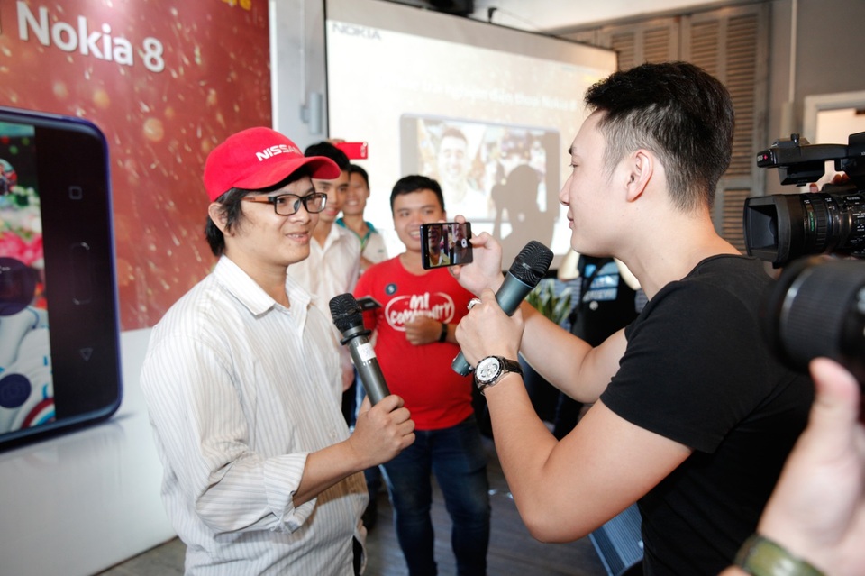 Người tham dự thích thú trải nghiệm chức năng Boothie trên Nokia 8. Đây là chức năng cho phép thiết bị sử dụng đồng thời hai camera trước và sau trong một màn hình cho cả hình ảnh và video. Ngoài ra, người dùng có thể livestream trên Facebook/Youtube chỉ với một thao tác chạm trên chính ứng dụng camera.