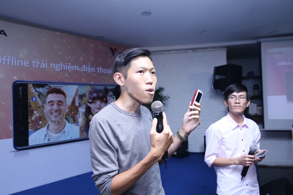 Tại buổi offline, khách mời và người dùng không chỉ giao lưu, chia sẻ những trải nghiệm của họ về các dòng điện thoại Nokia mới nhất như Nokia 3310, Nokia 3, Nokia 5, Nokia 6, Nokia 8 mà còn cùng nhau gợi lại những kỉ niệm và các sản phẩm Nokia trước đây.