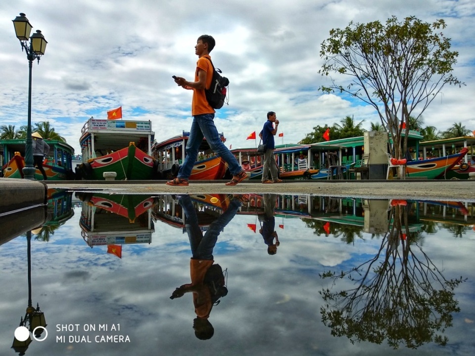 Thời gian dường như chẳng thể chạm được đến Hội An, vì ngay cả trong bước chân hối hả của một người trẻ, trong tiếng gió tung cờ kêu đòi chuyến ra khơi của ghe ở bến, ta vẫn nghe bình yên, trầm lặng.