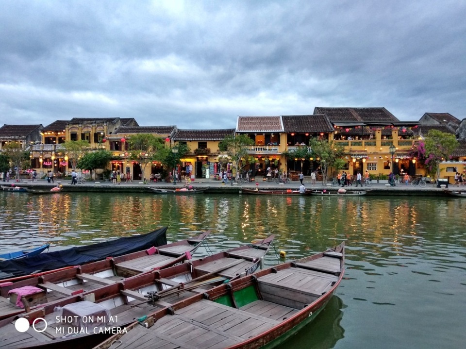 Cuộc sống hai bên bờ sông Hoài – những đèn lồng vừa thắp, những ghe buồn nằm im đợi khách, thơ mộng vừa sống động nhờ zoom quang học 2x trên chiếc điện thoại Mi A1, giúp những vật thể dù ở khoảng cách xa nhưng vẫn đạt được độ sắc nét chân thực.