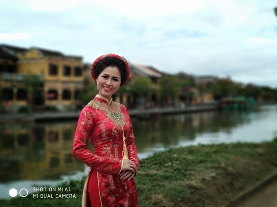 
Trong nắng thu Hội An, nét duyên dáng của nụ cười, làn da, chiếc áo dài của thiếu nữ thêm phần tươi tắn qua cụm camera kép 12MP được thiết kế ở mặt sau Mi A1, nay đã được cải tiến chế độ làm đẹp (Beautify), giúp các bức ảnh chân dung trông tự nhiên, đẹp sắc nét như chụp bằng máy chuyên nghiệp.
