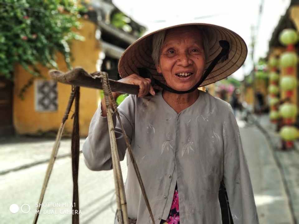 Mi A1 lưu được cả mùi thơm rau húng, cả vị ngọt lạ của rau làng Trà Quế-Hội An. Mùi thơm và vị ngọt của cả nụ cười làm sáng và xanh mướt thêm vườn rau mùa thu ấy.