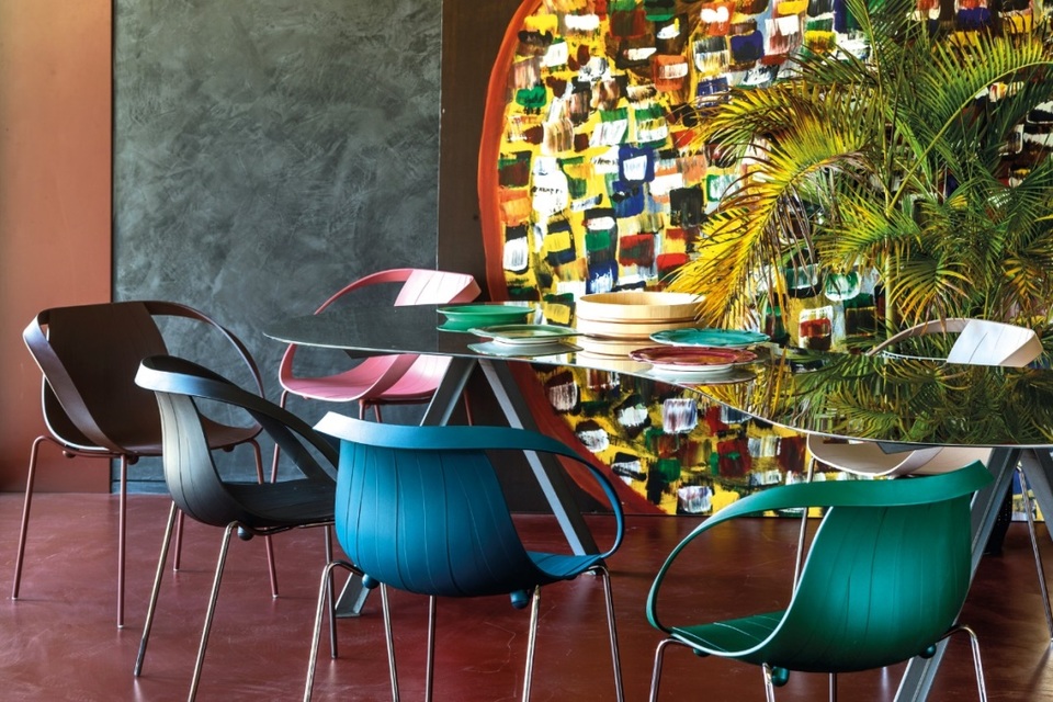 Gặp gỡ giám tuyển quyền lực thiết kế Ý Patrizia Moroso - 3 Bằng việc sử dụng vẻ đẹp của nhiều ý tưởng thiết kế như một cách để hoàn thiện cuộc sống, Moroso thể hiện tầm nhìn về một thế giới đầy màu sắc, nơi sự khác biệt và đa dạng được đón nhận như một phương thức để giao tiếp, tương tác trong cuộc sống hằng ngày.