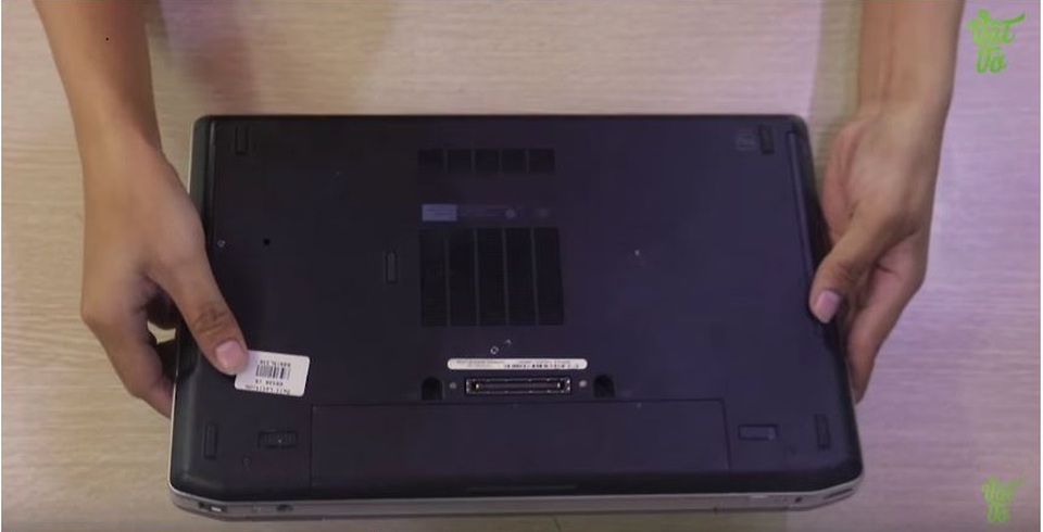 Vô tư mua laptop cũ mà không lo mua phải hàng dựng, hàng dởm nếu biết cách check kỹ tới từng chi tiết thế này! - 1 Nhân viên kiểm tra ngoại hình tổng thể và bản lề máy.