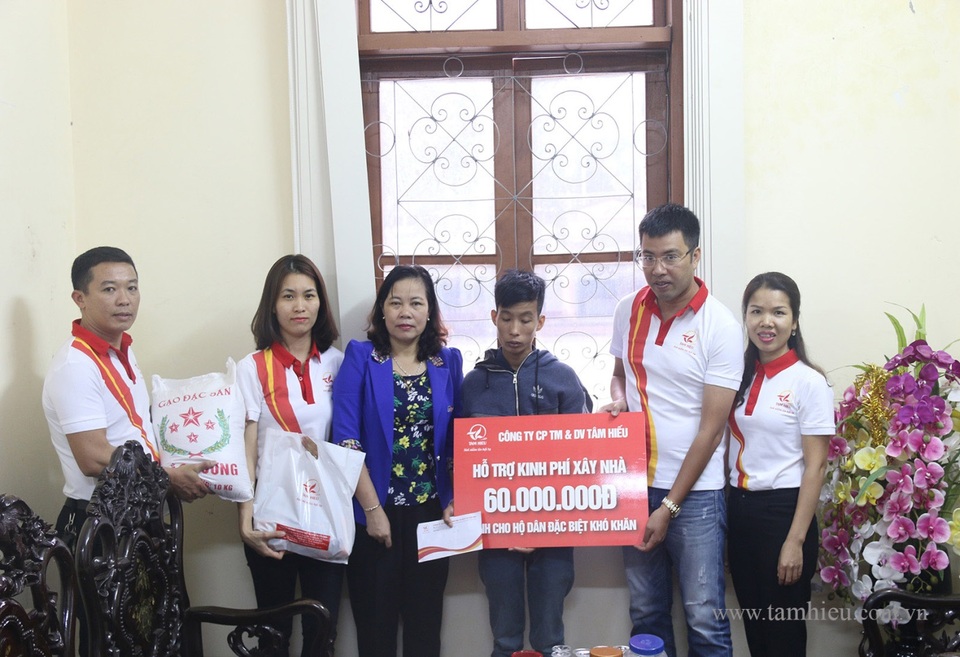 Công ty Tâm Hiếu ủng hộ bà con vùng lũ tỉnh Hòa Bình hơn 150 triệu đồng - 1 Ông Dương Ngọc Thạch – Tổng Giám đốc Công ty Cổ phần Thương mại và Dịch vụ Tâm Hiếu trao quà tài trợ 60.000.000đ hỗ trợ kinh phí xây nhà cho anh Bùi Văn Tiến trước sự chứng kiến của Bà Bùi Thị Hiệu – Phó Chủ tịch UBND cùng các cán bộ Huyện Đà Bắc.