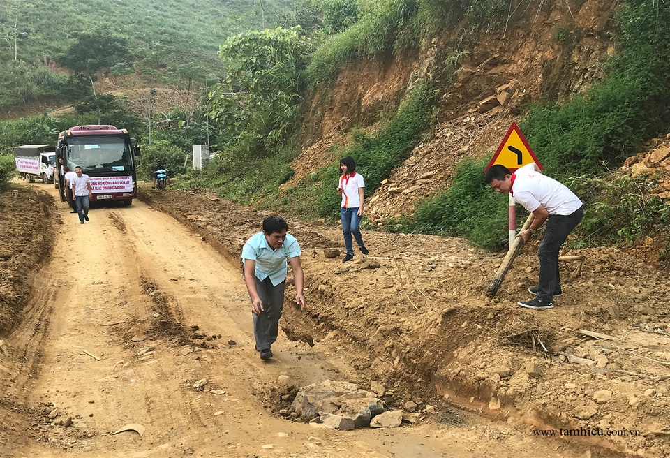 Công ty Tâm Hiếu ủng hộ bà con vùng lũ tỉnh Hòa Bình hơn 150 triệu đồng - 2 Công ty Tâm Hiếu ủng hộ bà con vùng lũ tỉnh Hòa Bình hơn 150 triệu đồng - 2