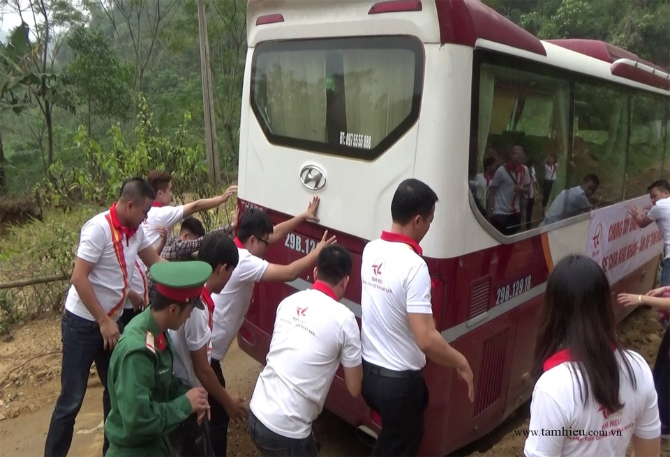 Công ty Tâm Hiếu ủng hộ bà con vùng lũ tỉnh Hòa Bình hơn 150 triệu đồng - 3 Nhiều đoạn đường di chuyển rất khó khăn cần sự giúp sức của tập thể các anh chị em Công ty Tâm Hiếu