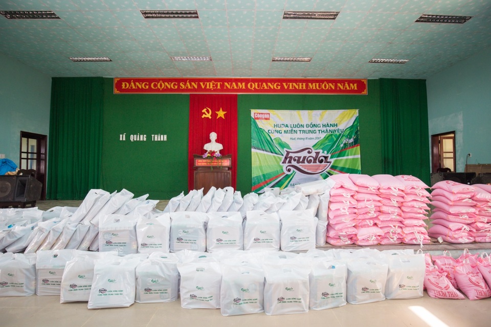 Cứu trợ đồng bào miền trung sau bão lũ - 1
Những phần quà gồm nhu vật phẩm thiết yếu như gạo, nước mắm, mì tôm, dầu ăn, sữa đã được cán bộ, nhân viên Carlsberg Việt Nam nhanh chóng chuyển đến những địa phương chịu thiệt hại nặng nề bởi bão số 12.