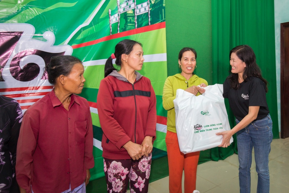 Cứu trợ đồng bào miền trung sau bão lũ - 2
Cán bộ, nhân viên Carlsberg Việt Nam trao những phần quà cứu trợ đến người dân tại xã Quảng Thành, huyện Quảng Điền, Huế.