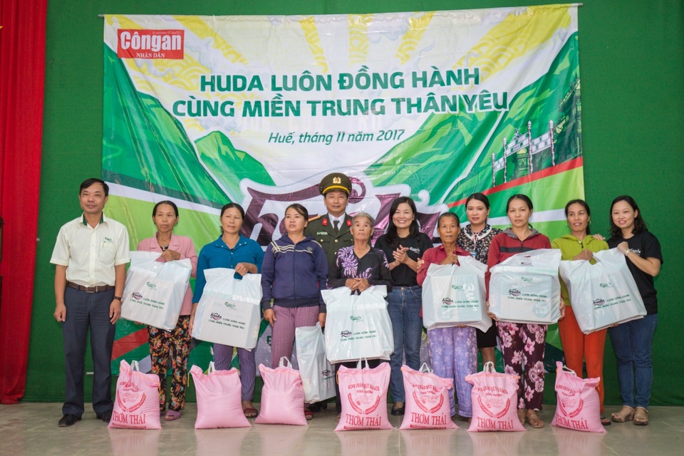 Cứu trợ đồng bào miền trung sau bão lũ - 3
Tại Huế, đoàn đã trao 1500 phần quà cho bà con các huyện Quảng Điền, Phú Lộc, Phú Vang, Phong Điền, Hương Trà.