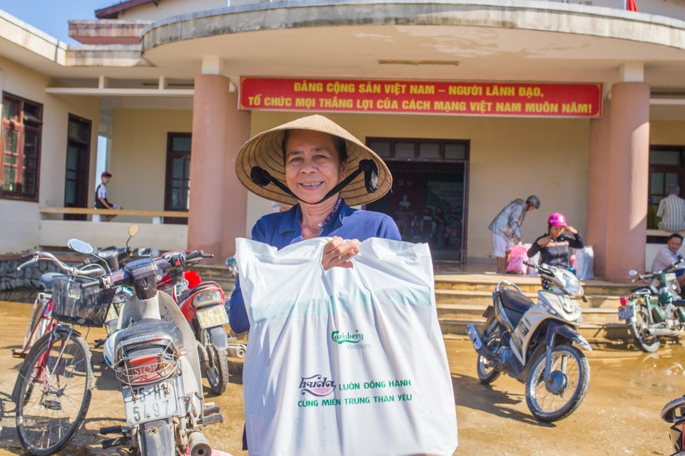 Cứu trợ đồng bào miền trung sau bão lũ - 4
Những nụ cười xúc động hiện trên khuôn mặt của bà con miền Trung sau nhiều ngày chống chọi cùng bão.