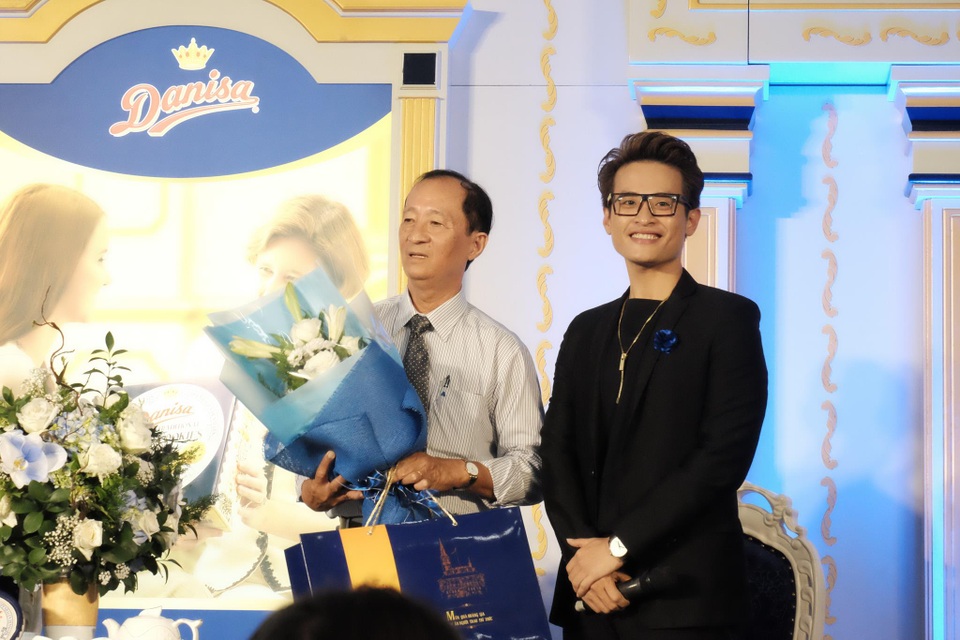 20/11: Tản mạn câu chuyện tặng quà cho thầy cô - 3 Thầy Lâm Văn Triệu – Nguyên phó Hiệu trưởng Trường PTTH chuyên Lê Hồng Phong đã có dịp hội ngộ với học trò cũ của mình là ca sỹ Hà Anh Tuấn cùng nhau chia sẻ những câu chuyện cũ tại sự kiện
