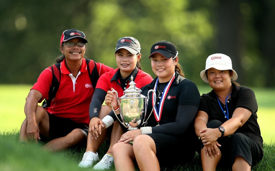 Đằng sau vinh quang của hai "ngọc nữ" sáng giá nhất làng golf thế giới - 1 Bố mẹ hy sinh tất cả tài sản vì muốn hai con gái đạt được ước mơ