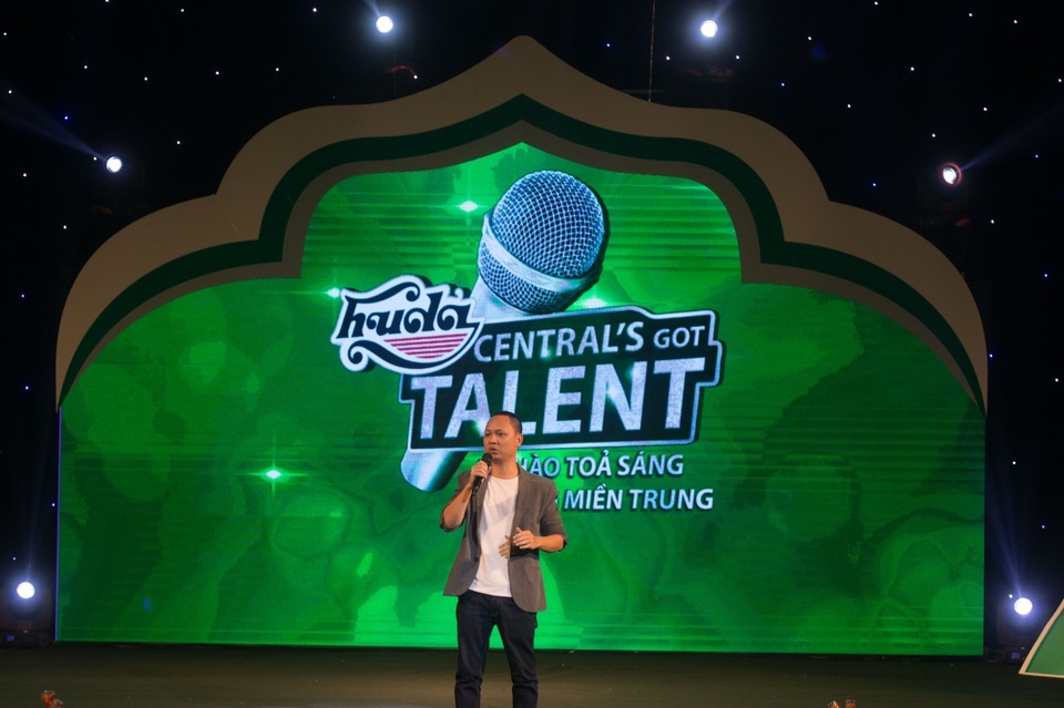 Huda Central's got talent khép lại mùa hai thành công rực rỡ - 1 Tổng đạo diễn, nhạc sĩ Nguyễn Hải Phong phát biểu trước khi bắt đầu chương trình.