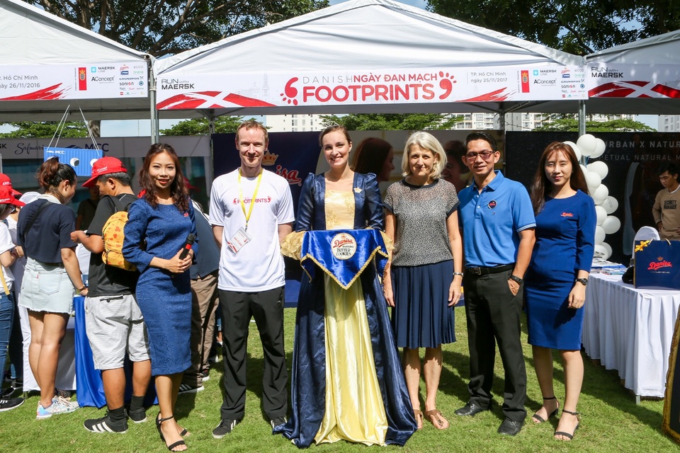 Bà Charlotte Laursen, Đại sứ Đan Mạch cùng đại diện nhãn hàng Danisa tại ngày hội Ngày Đan Mạch – Danish Footprints 2017