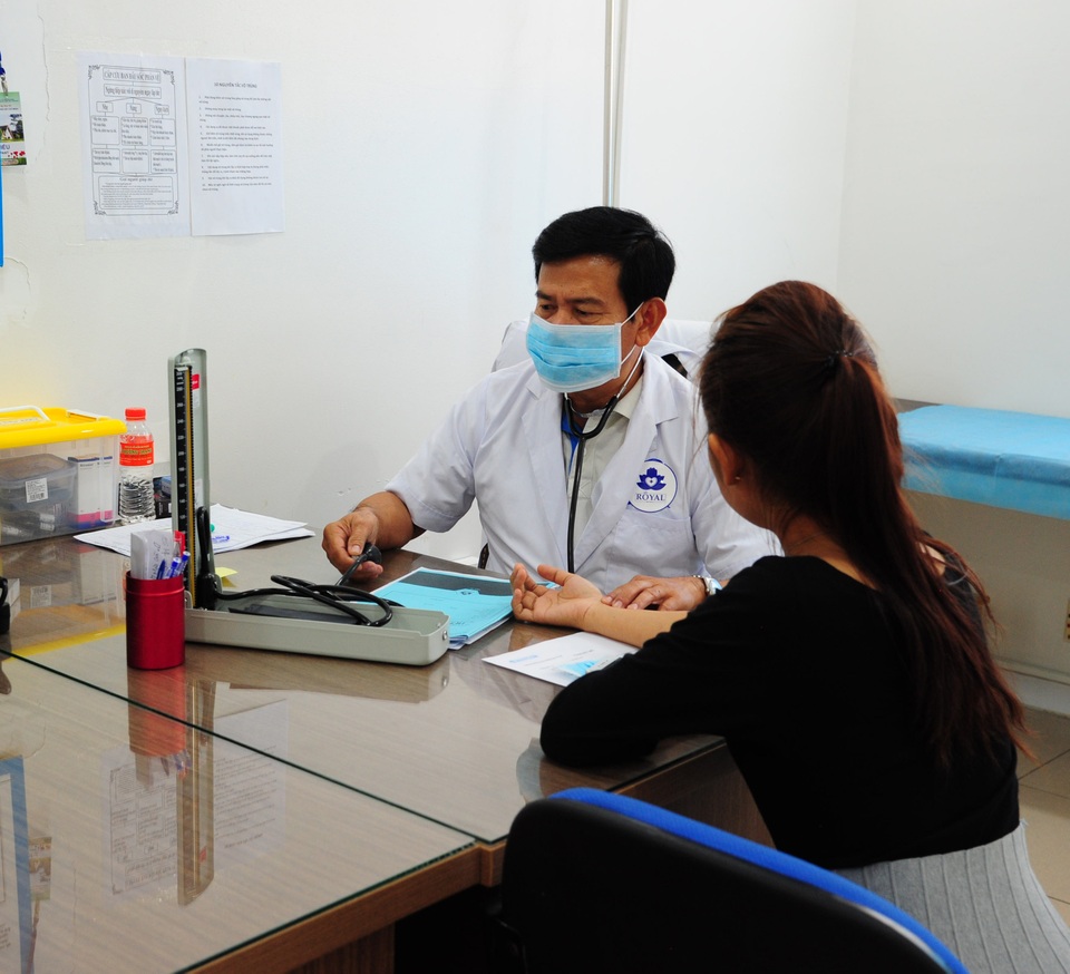 Khi khám bệnh bác sĩ sẽ giải đáp chi tiết cho bệnh nhân về bệnh lý