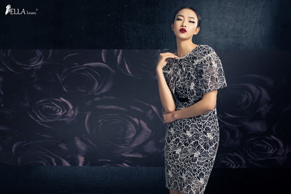 BST Hoa đêm - Nét thăng hoa trong phong cách thời trang của Bella Moda - 11 Một thiết kế áo chùm và cùng chân váy thêu hoa ton-sur-ton vô cùng ấn tượng trong
